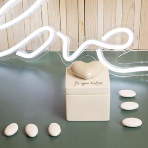 Bomboniera Claraluna scatolina in ceramica bianca con coperchio e dettaglio a rilievo a forma di cuore color tortora   24221