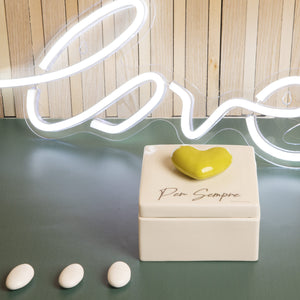 Bomboniera Claraluna scatolina in ceramica bianca con coperchio e dettaglio a rilievo a forma di cuore color VERDE  24224