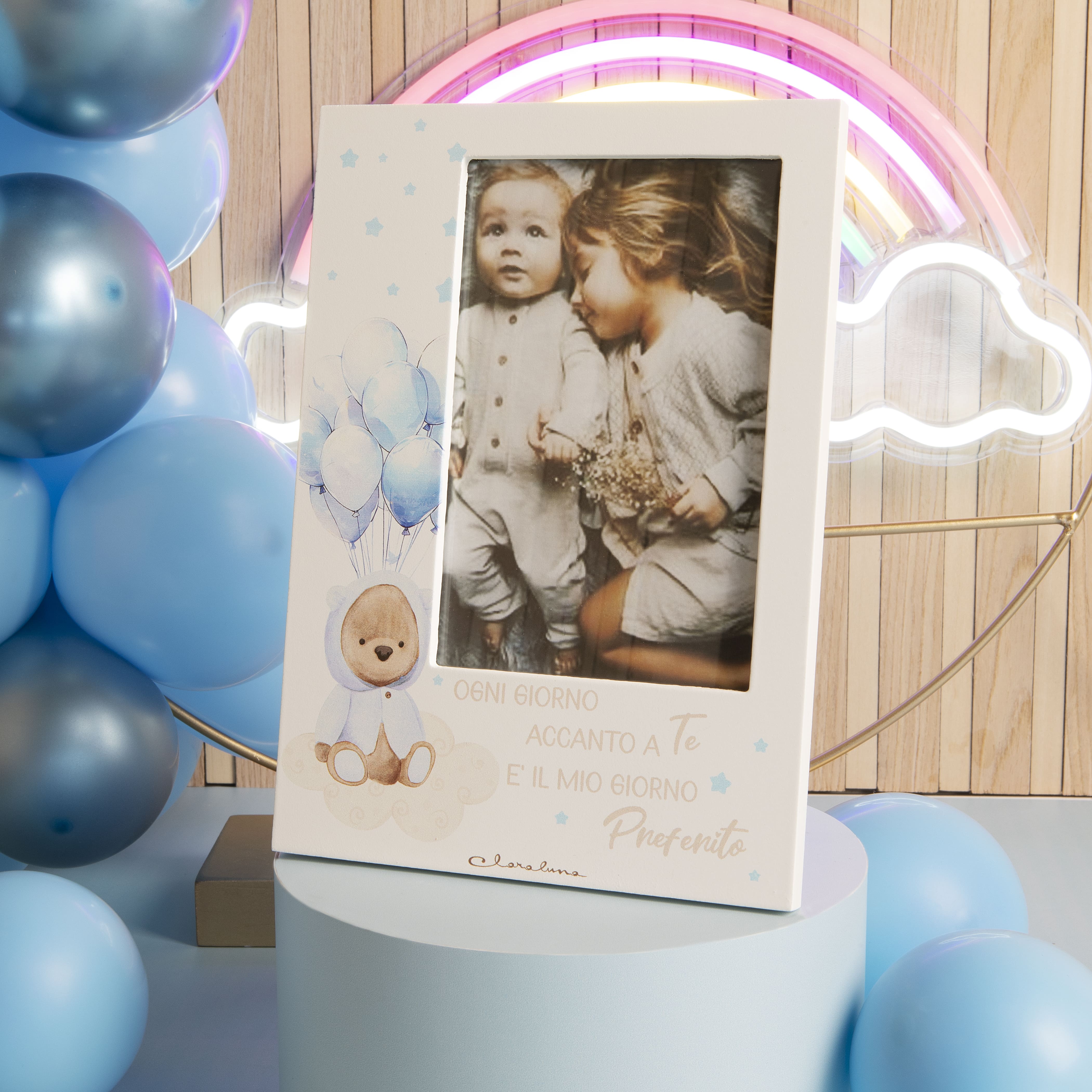 Bomboniera Claraluna Portafoto orsetto con cappottino azzurro e palloncini. 24935