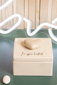 Bomboniera Claraluna scatolina in ceramica bianca con coperchio e dettaglio a rilievo a forma di cuore color tortora   24221